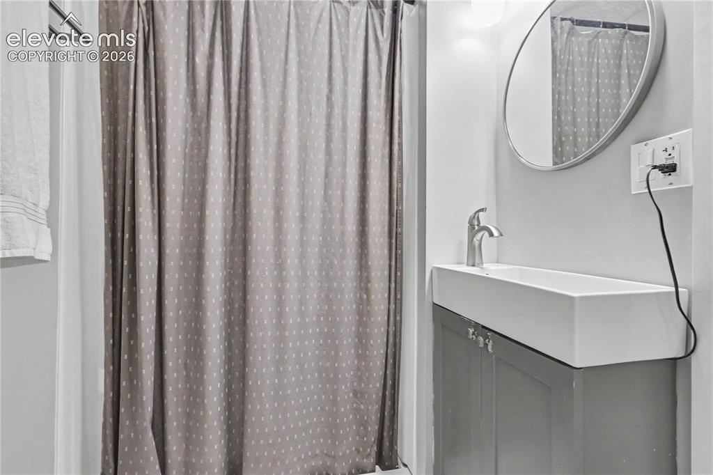 Image 24 of 37: Bathroom