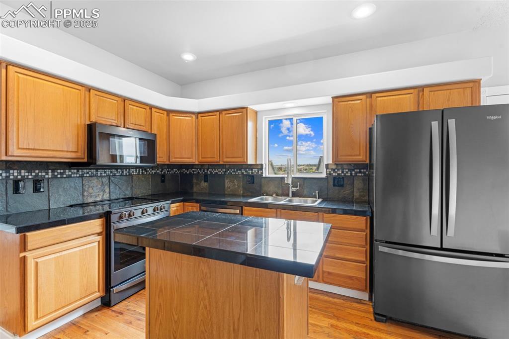 Image 13 of 49: Kitchen