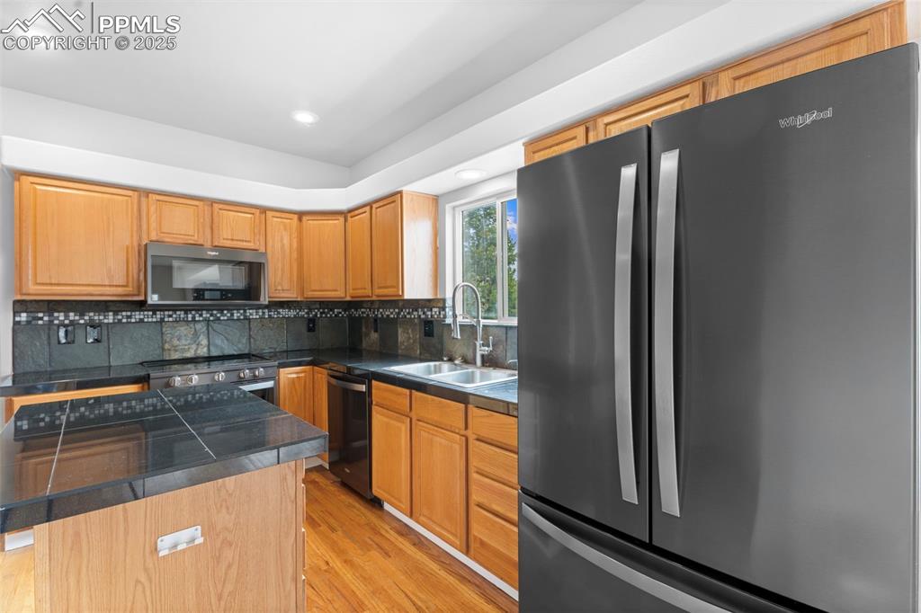 Image 14 of 49: Kitchen