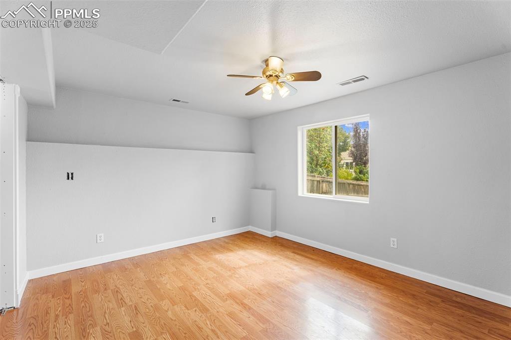 Image 33 of 49: Bedroom