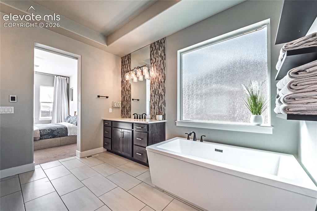 Image 20 of 48: Bathroom