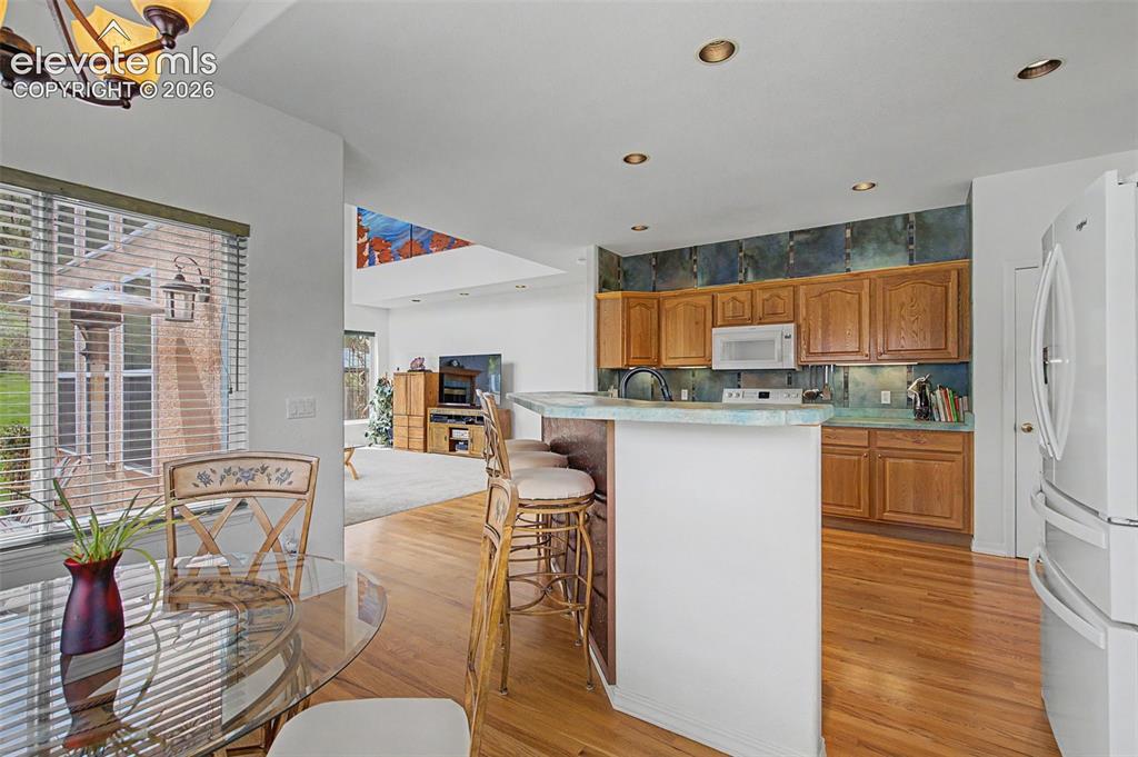 Image 18 of 49: Dining Area