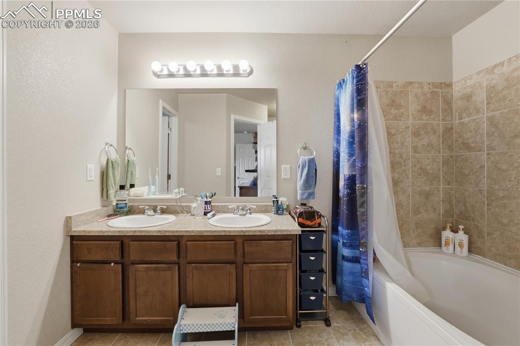 Image 15 of 31: Bathroom