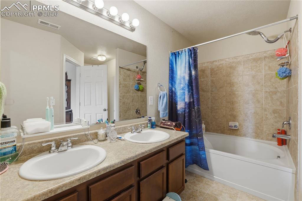 Image 16 of 31: Bathroom