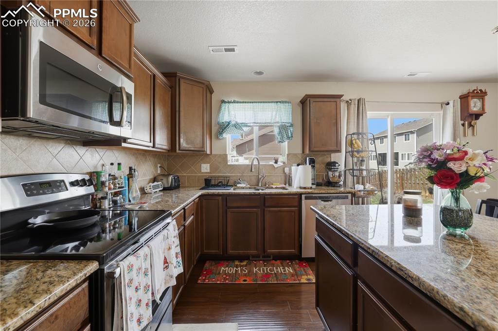 Image 7 of 31: Kitchen