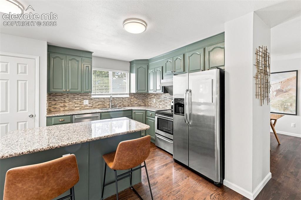 Image 10 of 50: Kitchen