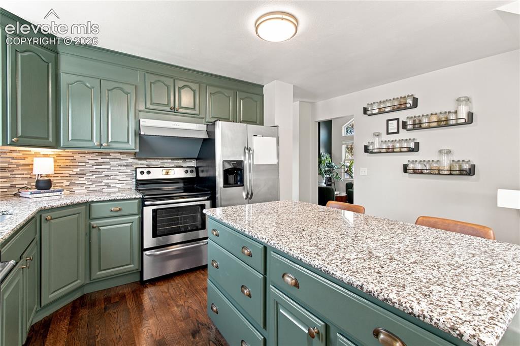 Image 11 of 50: Kitchen