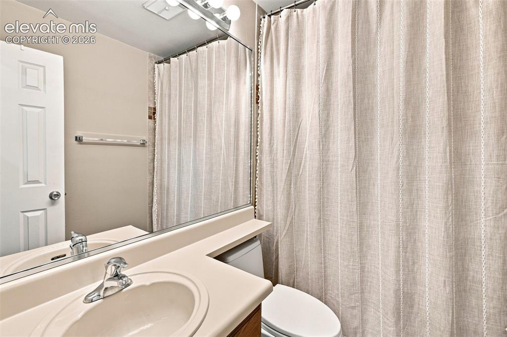 Image 34 of 50: Bathroom