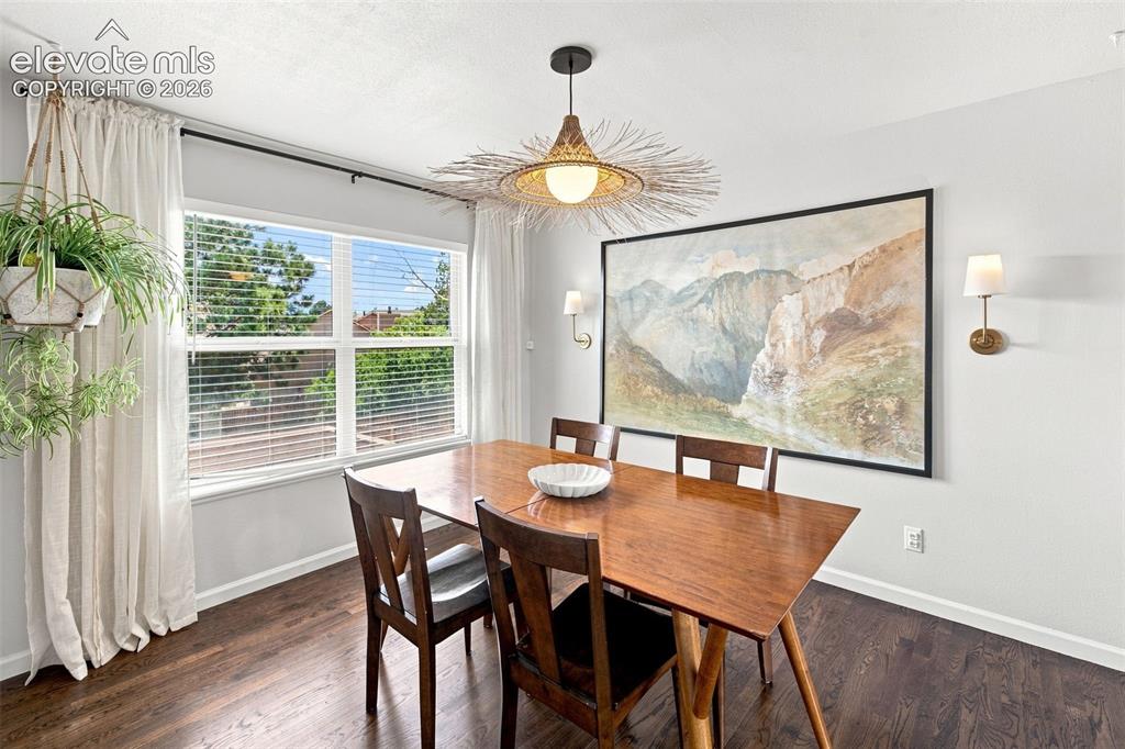 Image 6 of 50: Dining Area