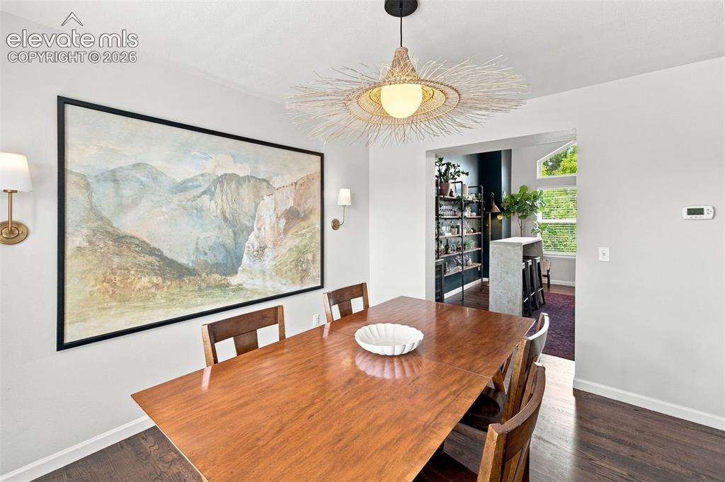 Image 7 of 50: Dining Area
