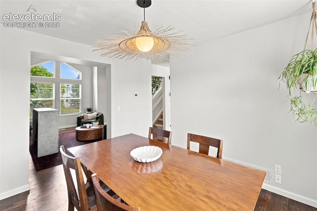 Image 8 of 50: Dining Area