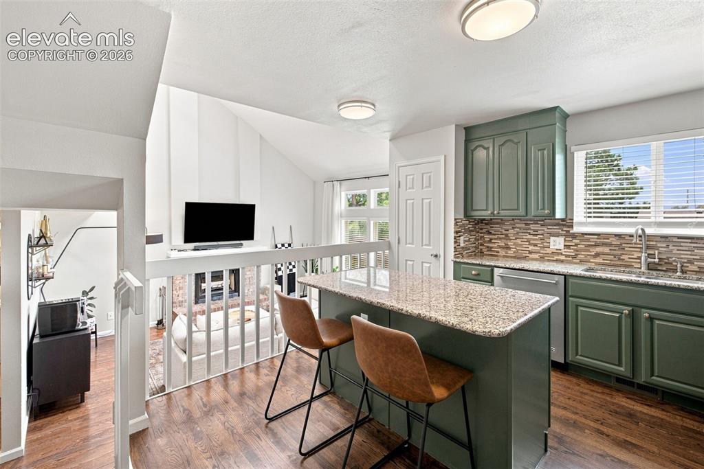 Image 9 of 50: Kitchen