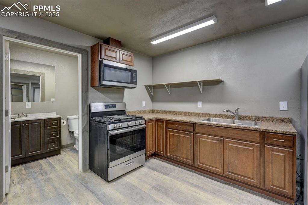 Image 18 of 50: Interior of Shop