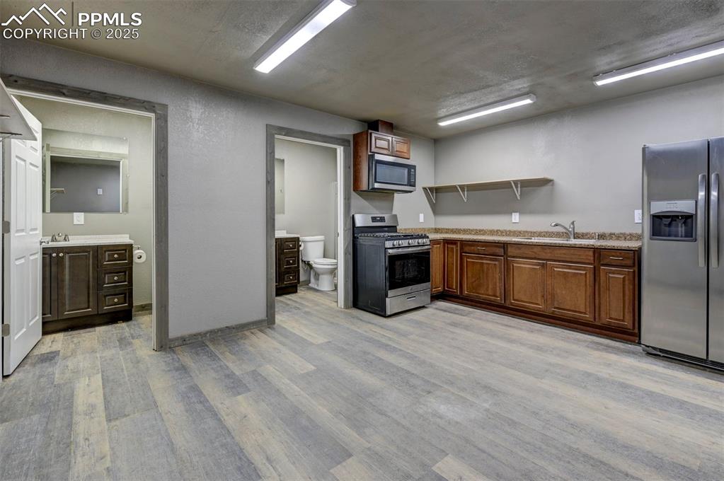 Image 19 of 50: Interior of Shop