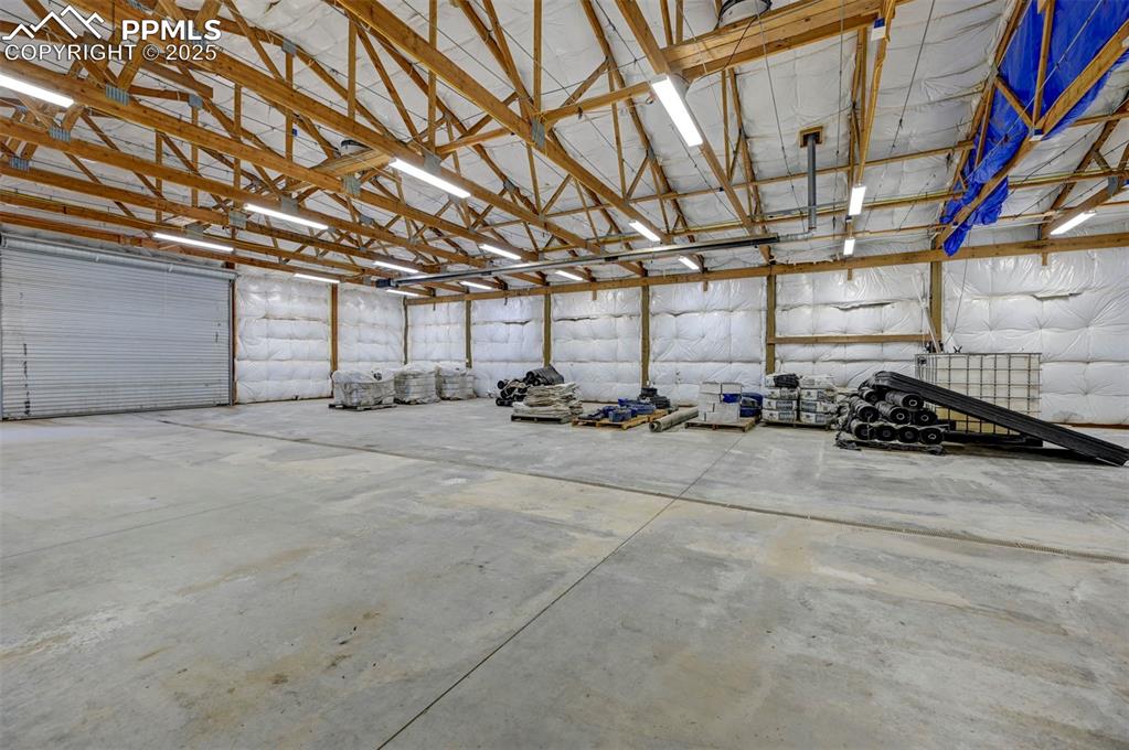 Image 35 of 50: Shop