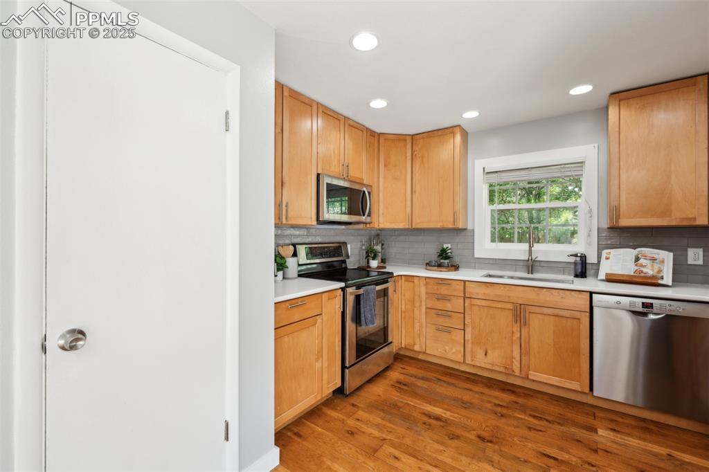 Image 10 of 40: Kitchen