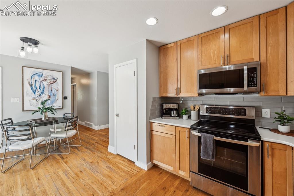 Image 12 of 40: Kitchen