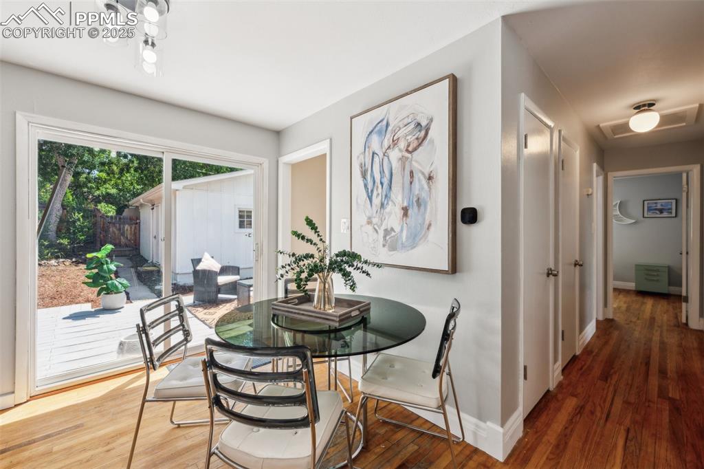 Image 14 of 40: Dining Area