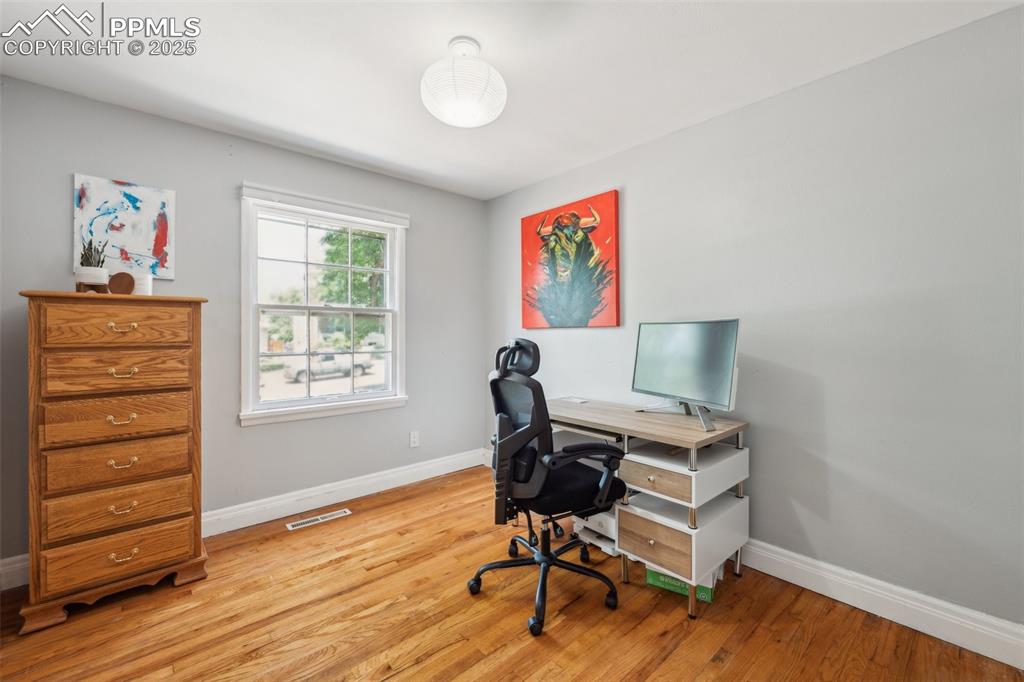 Image 15 of 40: Bedroom