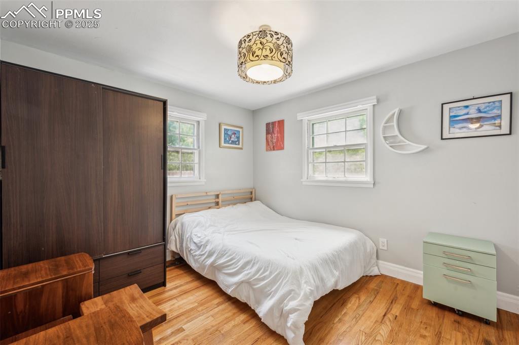 Image 18 of 40: Bedroom