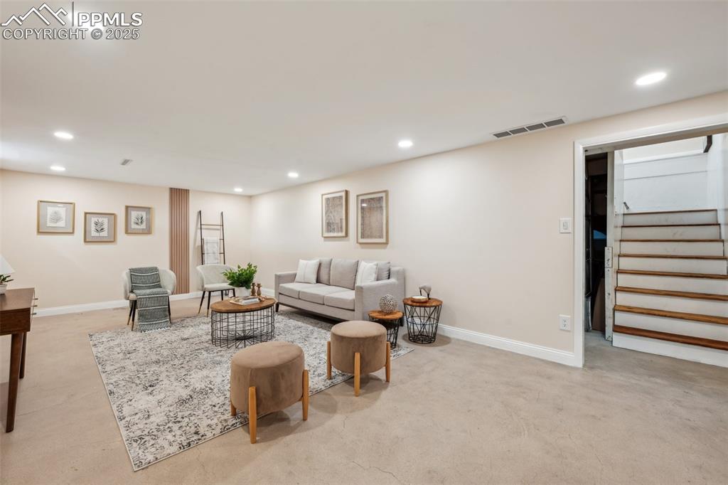 Image 21 of 40: Family Room