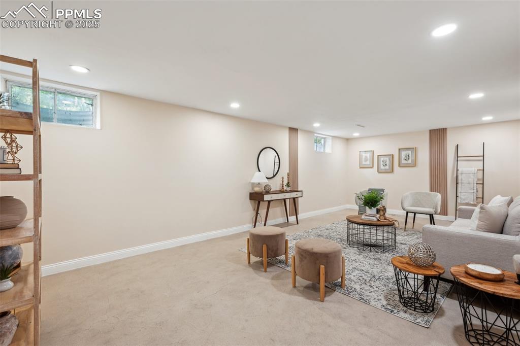 Image 22 of 40: Family Room