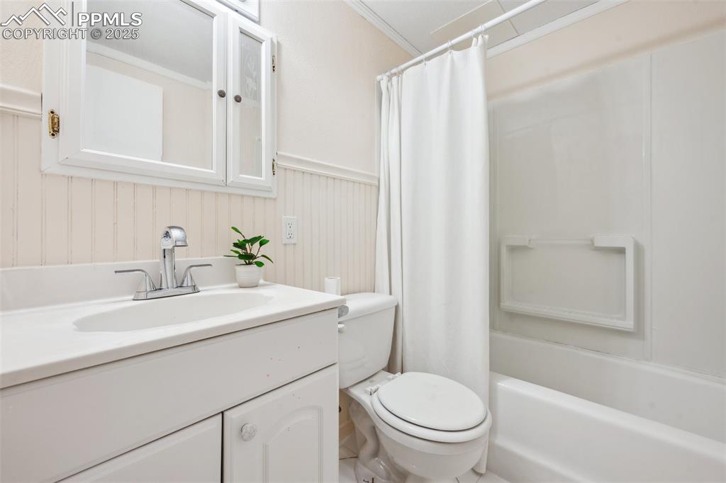 Image 28 of 40: Bathroom