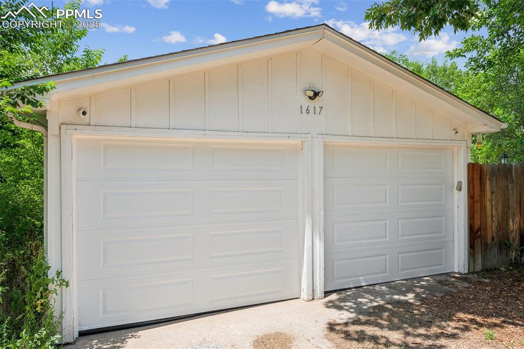 Image 33 of 40: Garage