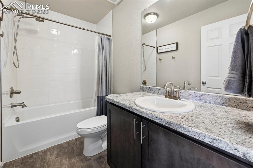 Image 27 of 48: Bathroom