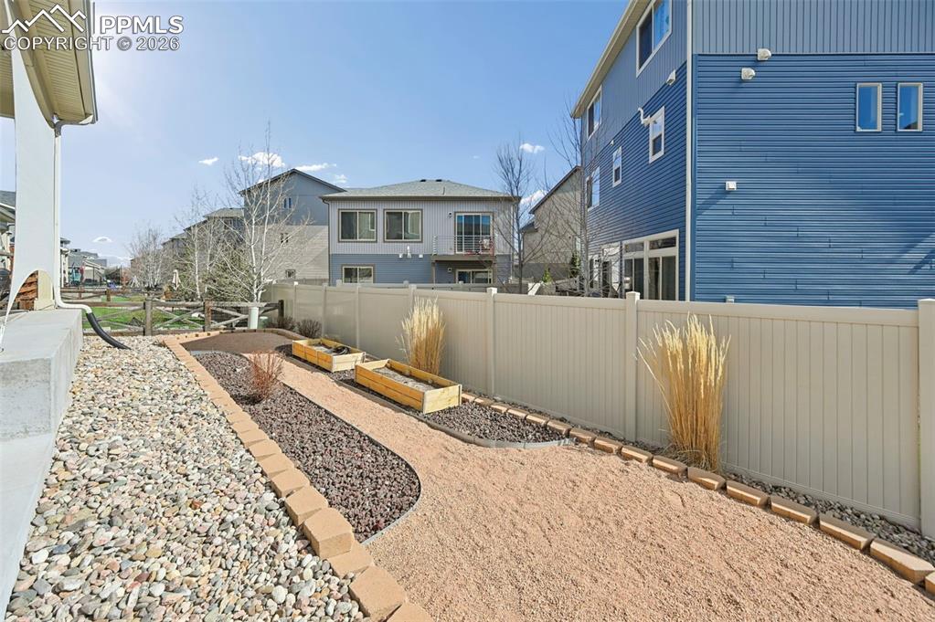 Image 39 of 48: Yard