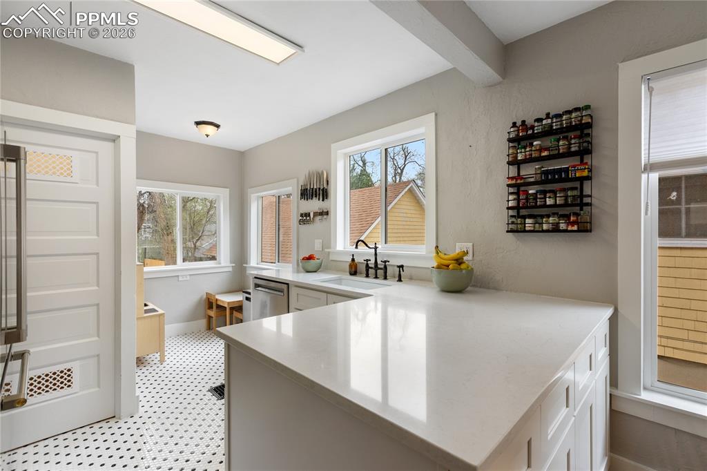 Image 10 of 32: Kitchen