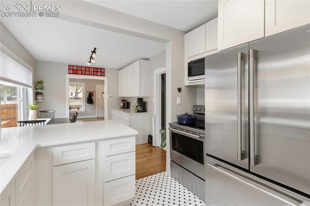 Image 11 of 32: Kitchen