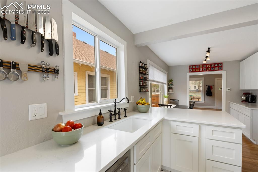 Image 12 of 32: Kitchen