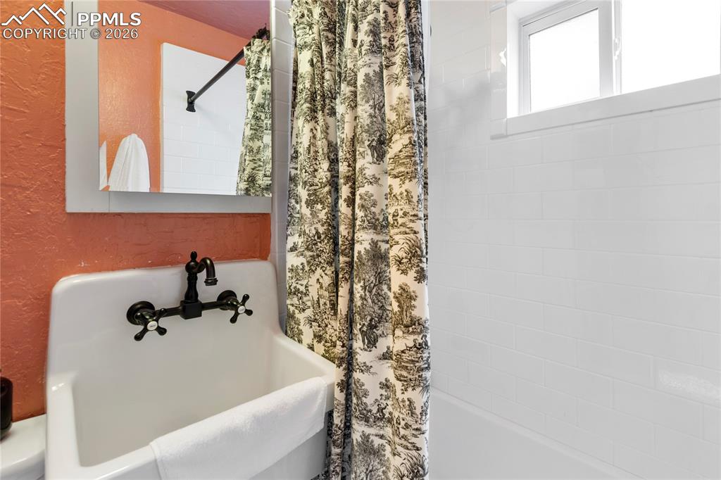 Image 14 of 32: Bathroom