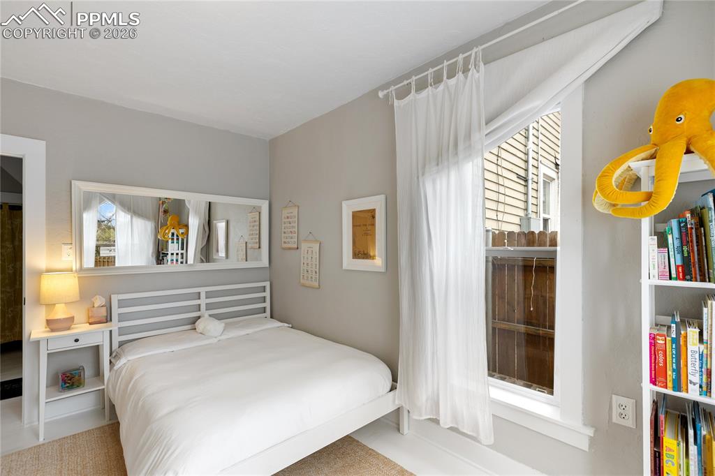 Image 15 of 32: Bedroom