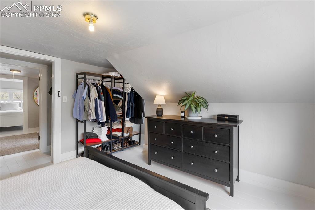 Image 17 of 32: Bedroom