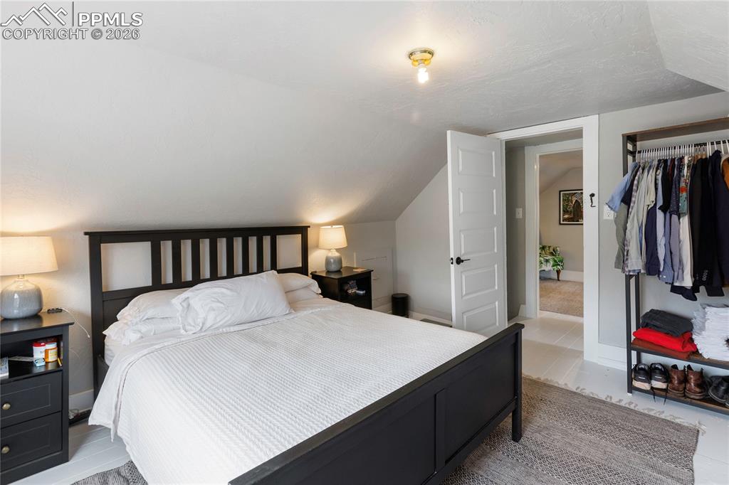 Image 18 of 32: Bedroom