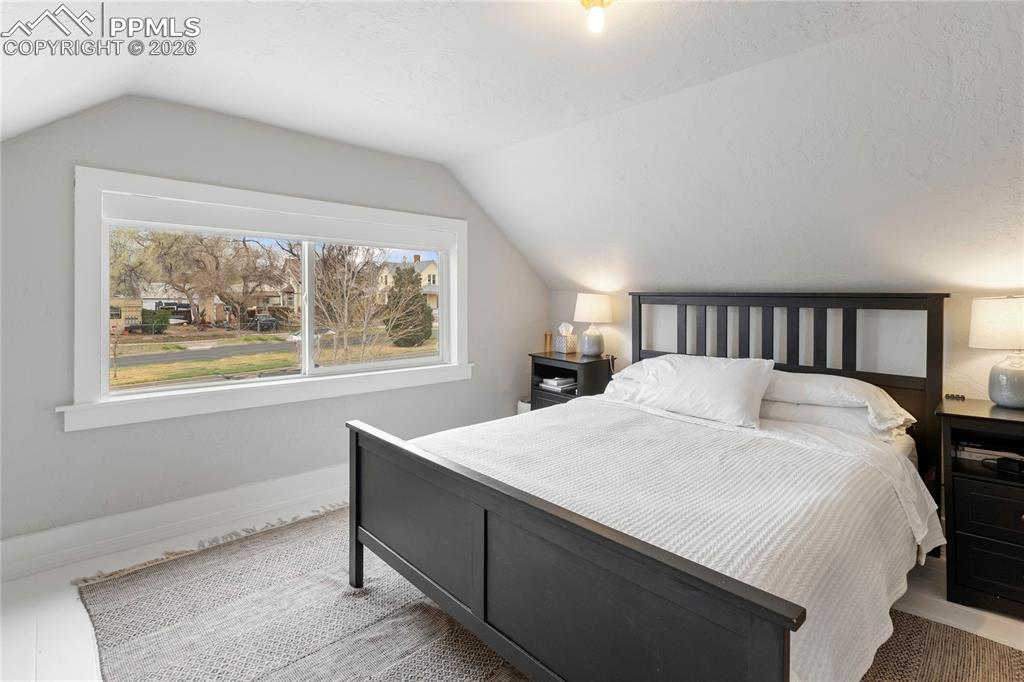 Image 19 of 32: Bedroom