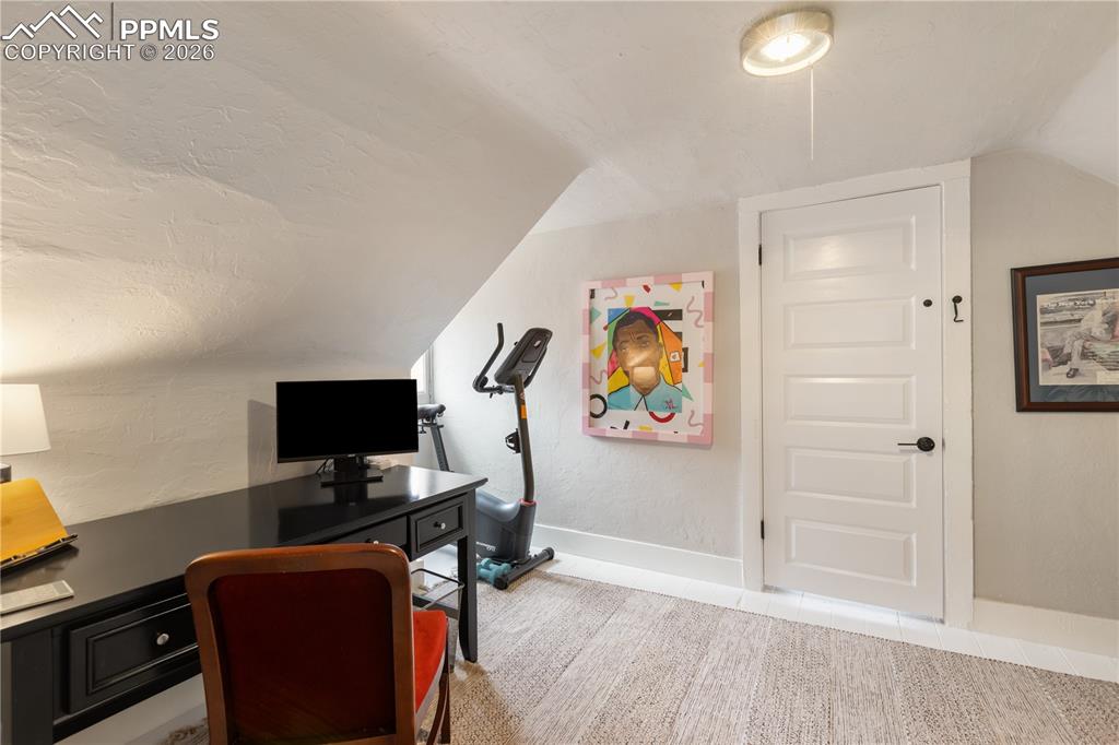 Image 21 of 32: Office