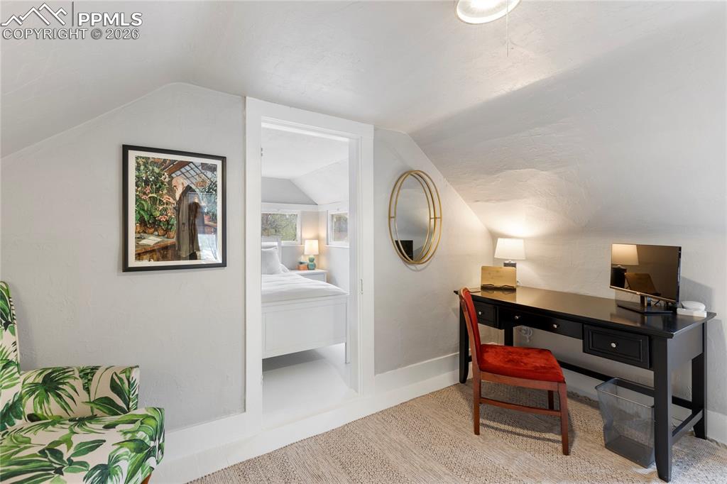 Image 22 of 32: Office