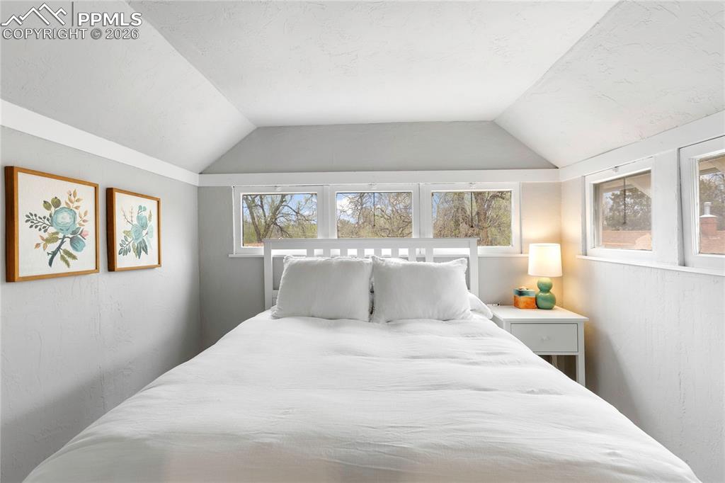 Image 23 of 32: Bedroom