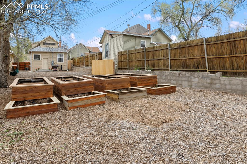 Image 28 of 32: Yard