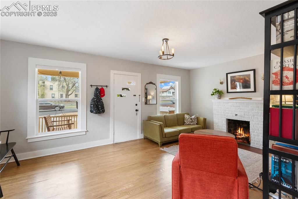 Image 4 of 32: Living Room