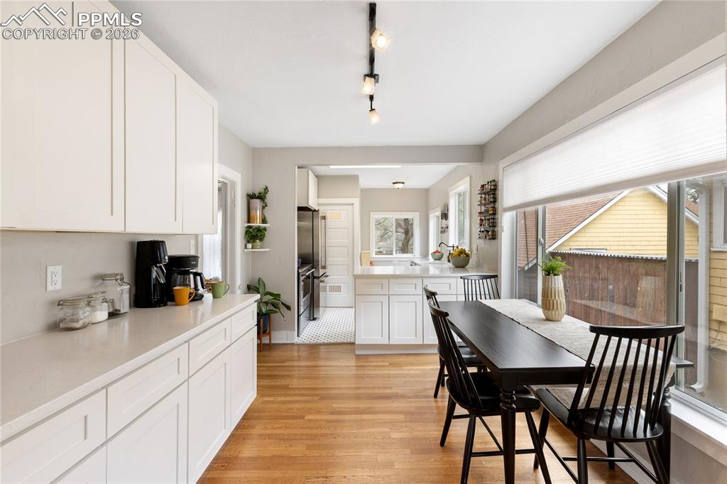 Image 6 of 32: Dining Area