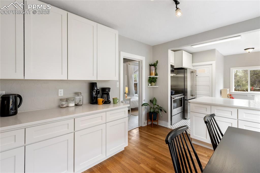 Image 7 of 32: Kitchen