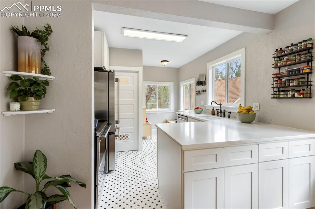 Image 9 of 32: Kitchen