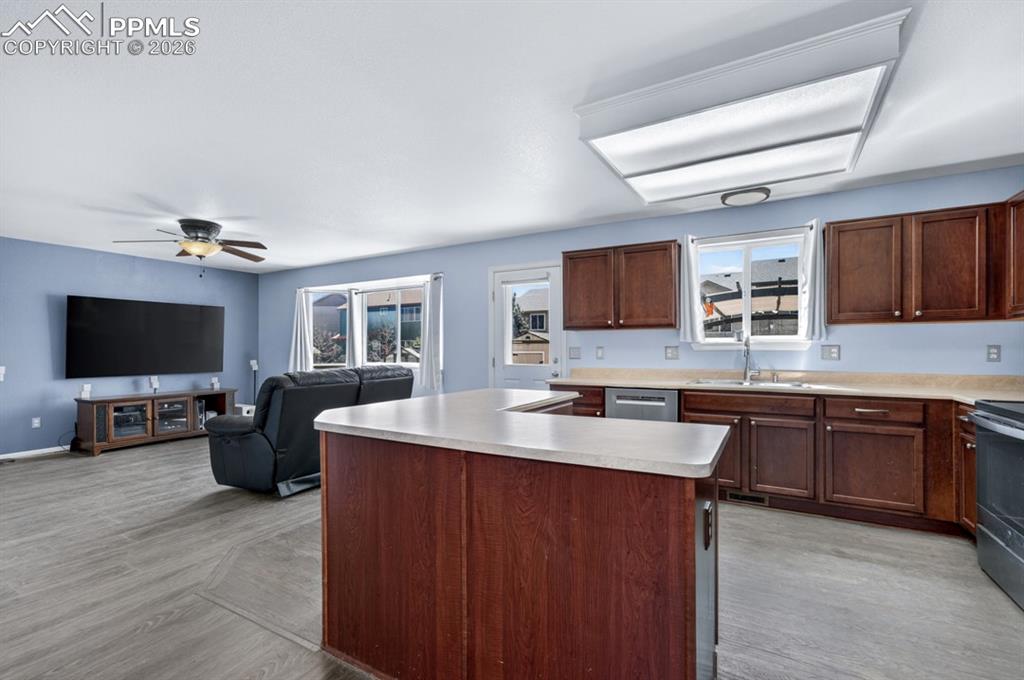 Image 10 of 49: Kitchen