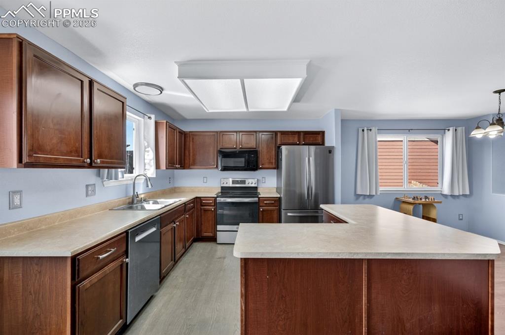 Image 13 of 49: Kitchen