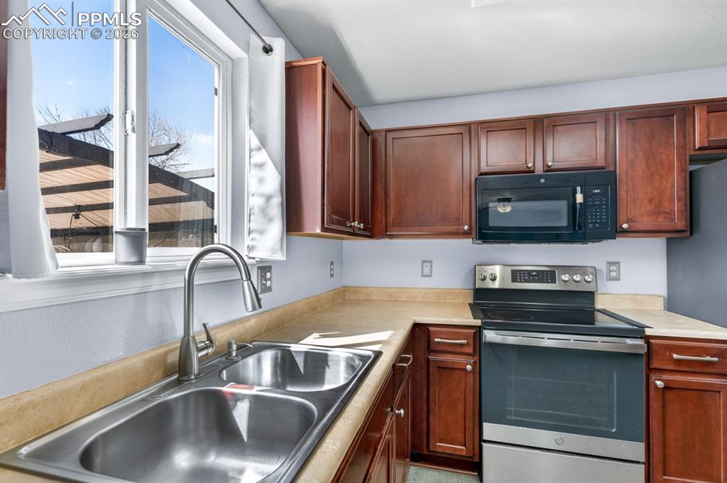 Image 14 of 49: Kitchen