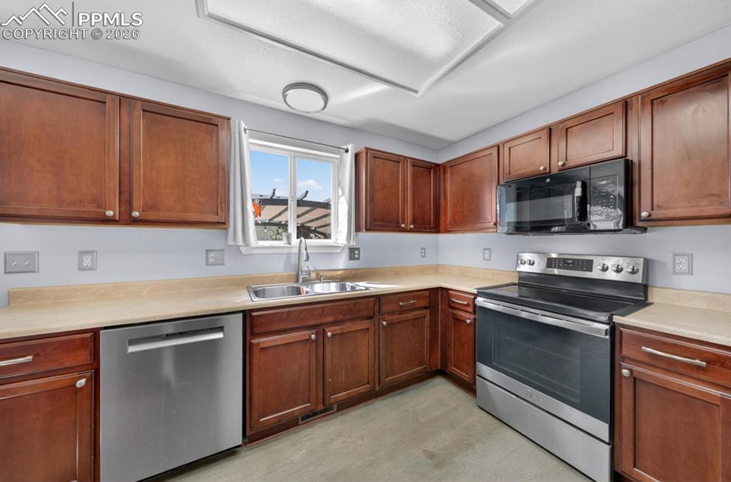 Image 15 of 49: Kitchen